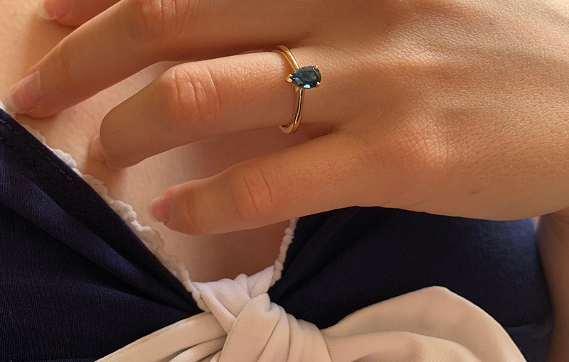 Custom-engagement-ring-choosing-your-sapphire-bentley-de-lisle