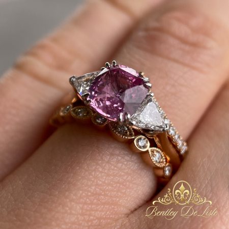 Padpardscha-sapphire-trilliant-cut-diamond-wedder-ring-hand-bentley-de-lisle-900px