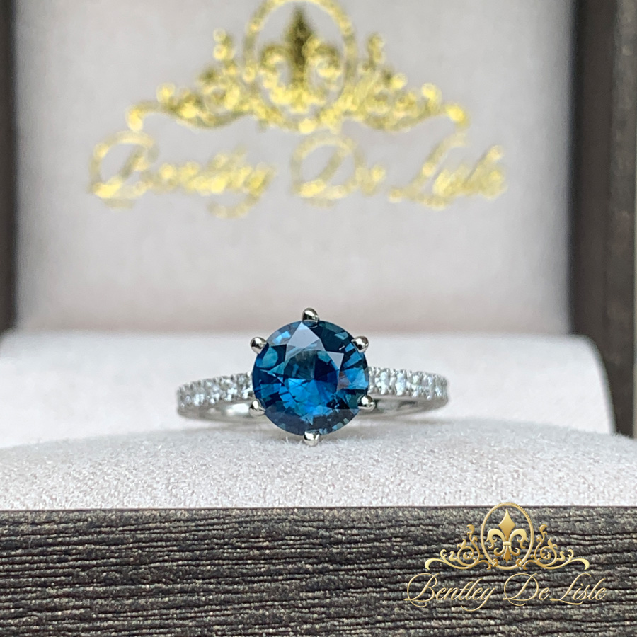 Round-Blue-Sapphire-Diamond-Platinum-10256-bentley-de-lisle-hand